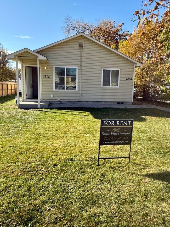 Building Photo - 3 bed 1 bath duplex