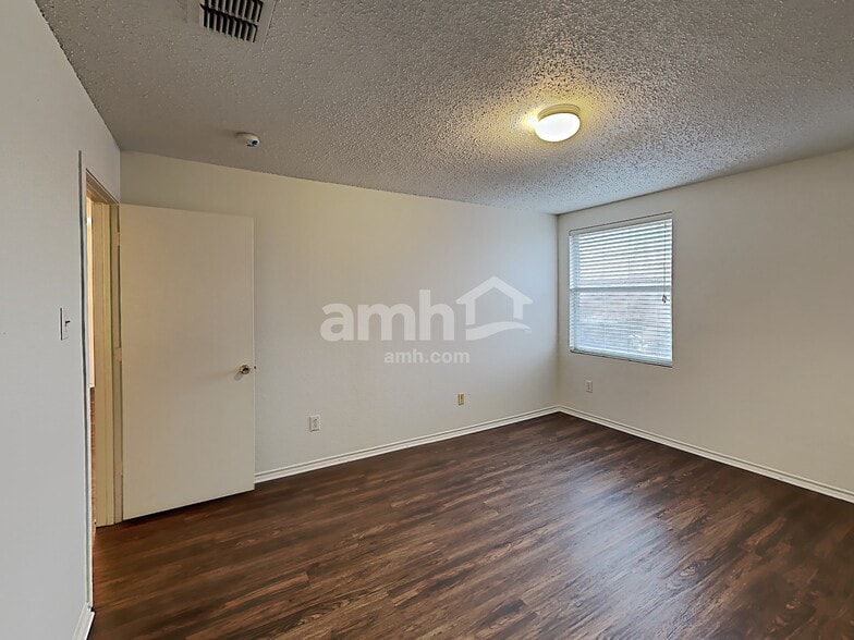 Building Photo - 16656 Jasmine Springs Dr