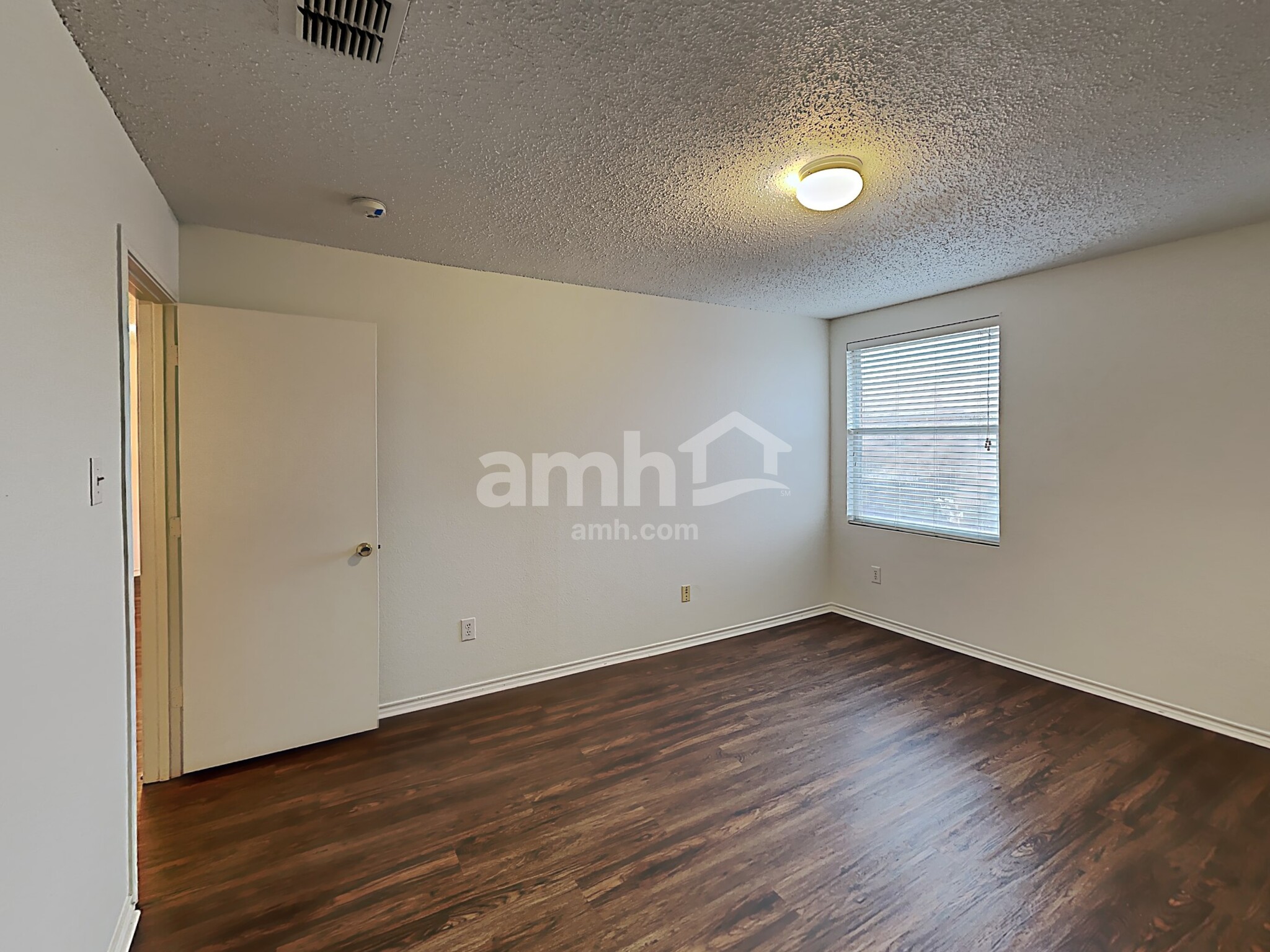 Building Photo - 16656 Jasmine Springs Dr