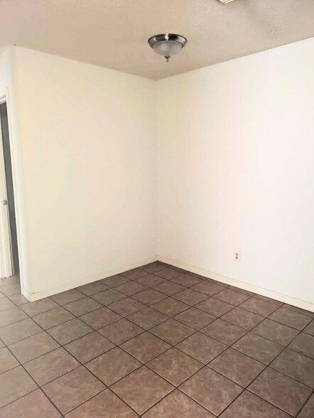 Building Photo - 104 E Truman Ave