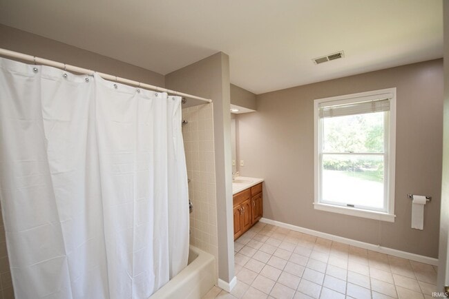 Building Photo - 3801 W Capilano Dr