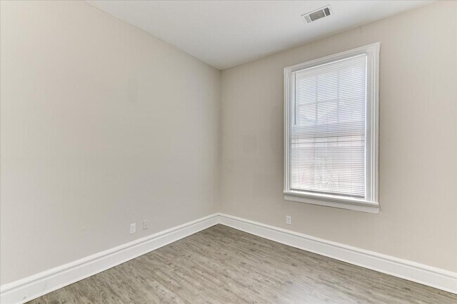 Building Photo - 256 Walker St