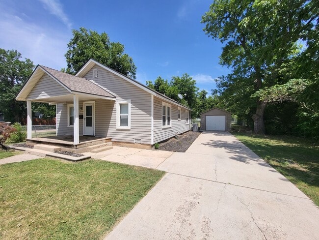 Building Photo - 2-bedroom 1 bathroom house with garage and...