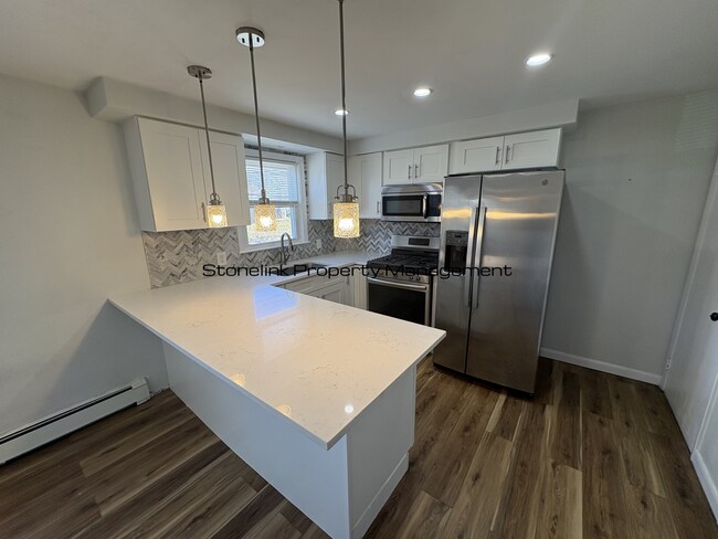 Building Photo - 321 Budlong Rd