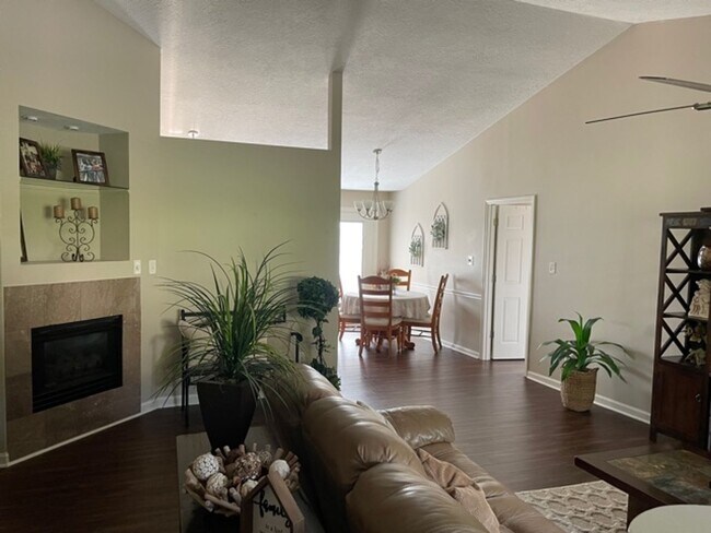 Building Photo - Quaint setting, One Level 3BR/ 2BA 2-Car Garage Condo