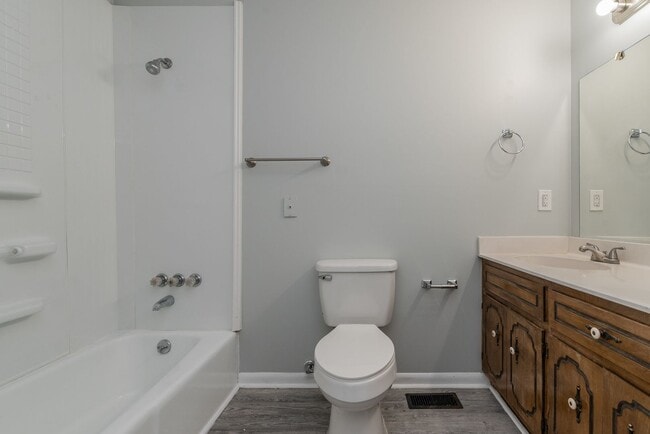 Building Photo - Updated 2 BD/ 2 BA home in Harrisburg avai...