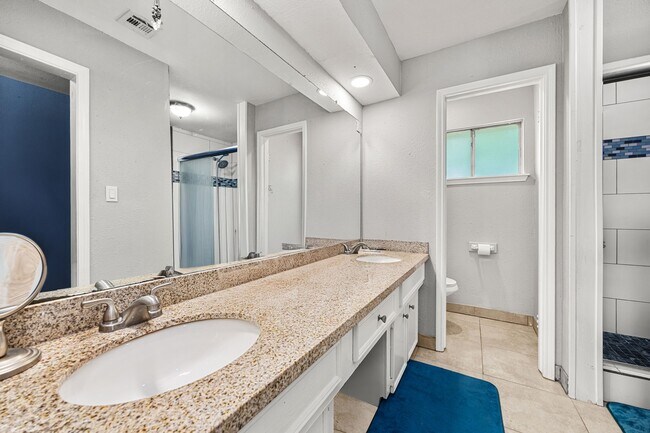 Building Photo - 6514 Vialinda Dr