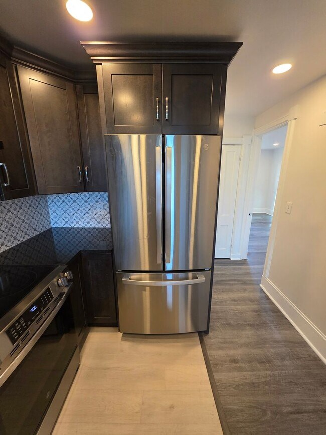 Building Photo - Newly Renovated 2 Bedroom Apartment - Poug...