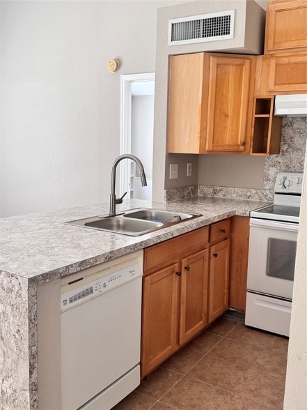 Building Photo - 6005 Dunn Dr