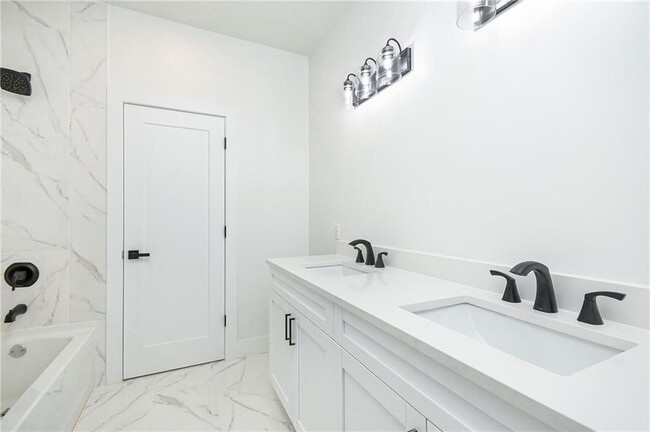 Building Photo - 3604 Pineview Cir NW
