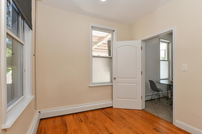 Building Photo - 1402 8th St