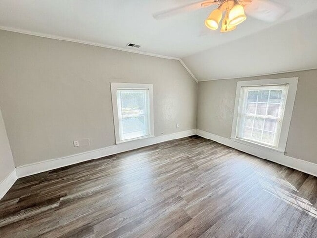 Building Photo - 533 Broadway St