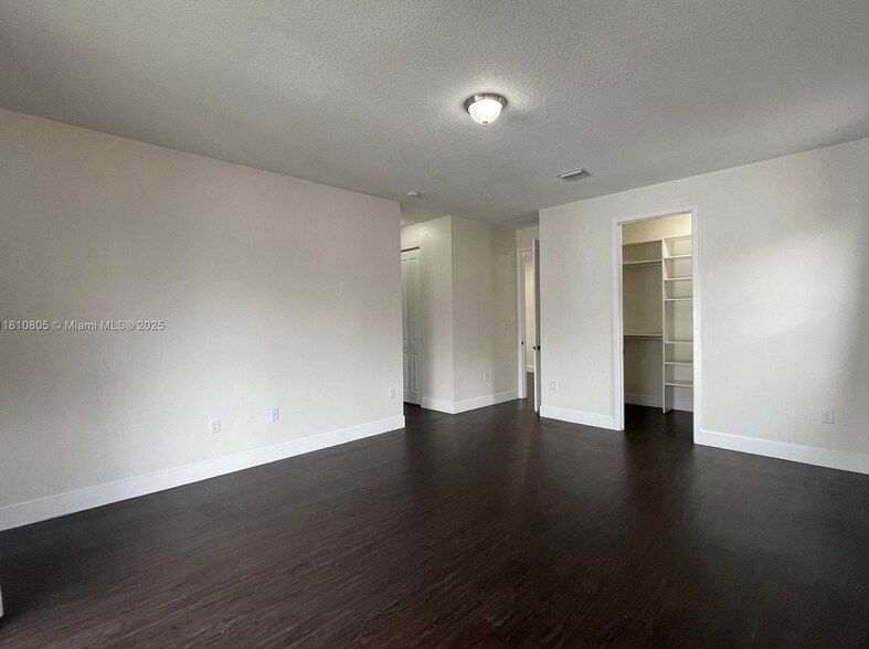 Building Photo - 3316 W 98th Pl