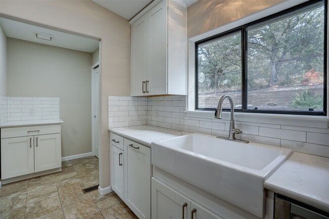 Building Photo - 3 bedroom, 2 bathroom home in Forest Hylands!