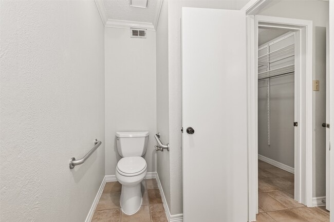 Building Photo - 19531 Woodglen Dr