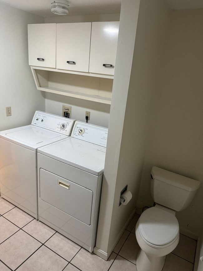 Building Photo - 9-11 Oakview Dr