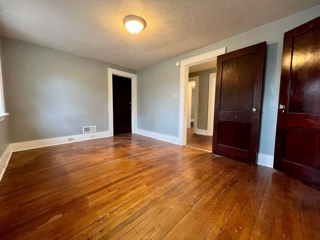 Building Photo - Spacious super clean 3 BR home close to Ba...