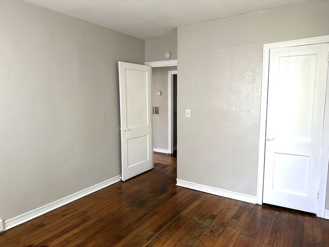 Building Photo - ONE LEVEL DUPLEX UNIT IN KINGSPORT NOW AVA...