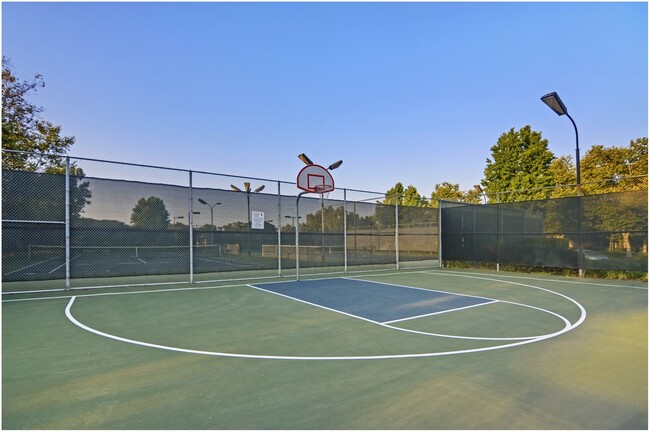 Building Photo - 2 Bedroom Ground Floor Irvine Condo