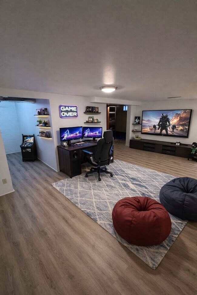 Building Photo - AVAILABLE NOW! - 2 Bed 1 Bath Home! Get 1/2 Off Your First Months Rent!