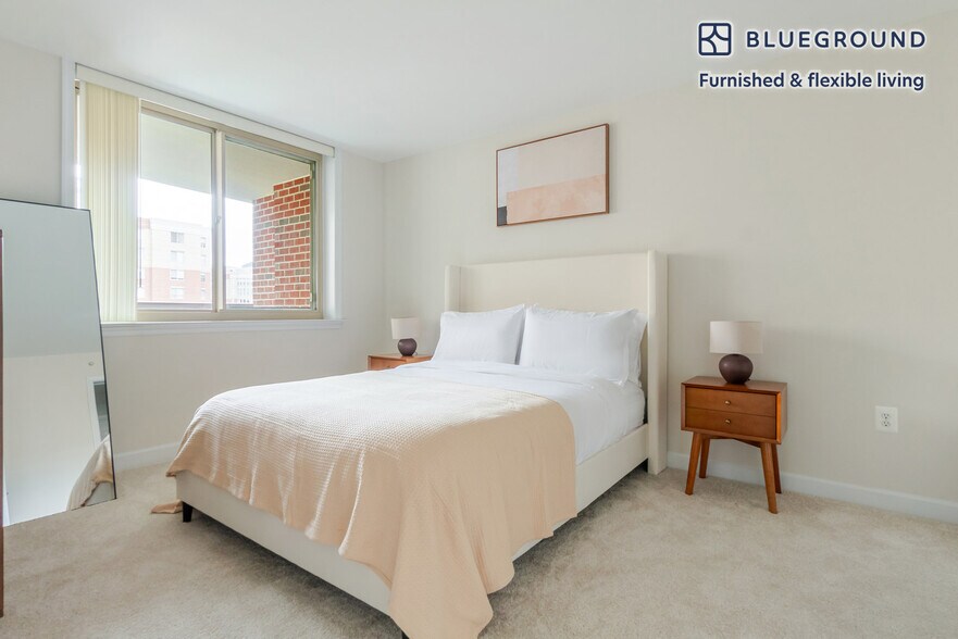 Building Photo - 3900 Fairfax Dr