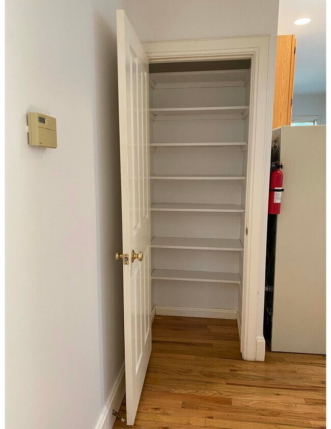 spacious kitchen cupboard - 603 Mathews St