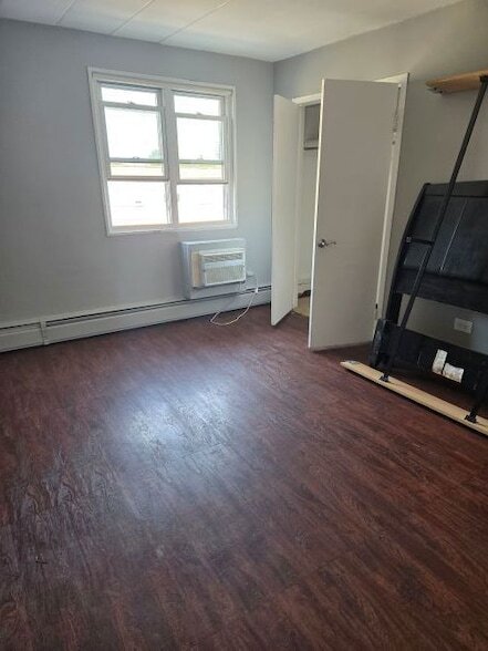 Building Photo - 6160 N Damen Ave