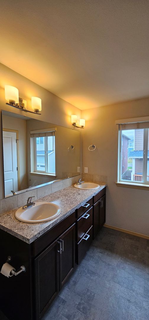 Building Photo - Spacious Bremerton Two-Story