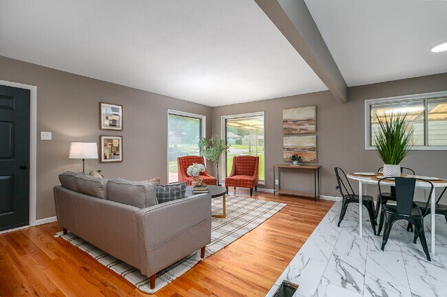 Building Photo - "Charming 3-Bedroom Retreat in St. Louis with Spacious Living!"