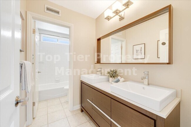 Building Photo - ***Beautiful 3 bed / 2.5 bath / 1,975 sqft House in the Vista/Shadowridge Neighborhood - Availabl...