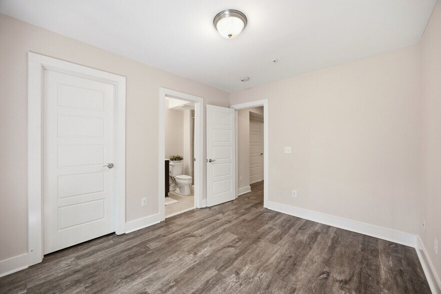 Building Photo - 2800 Bedford Green Dr