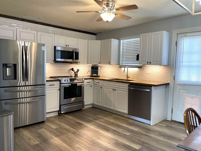 Building Photo - 1101 E College St