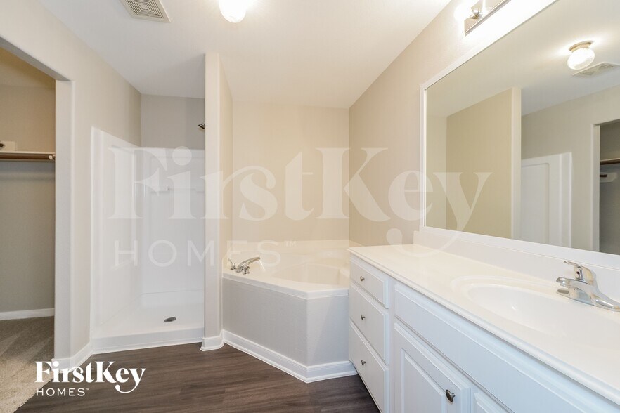 Building Photo - 7111 Lilac Manor Ln