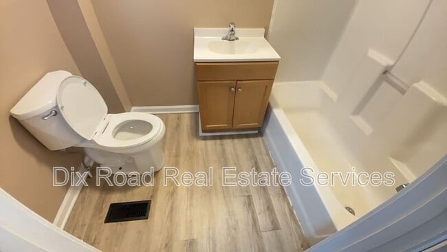 Building Photo - 830 St Clair Ave