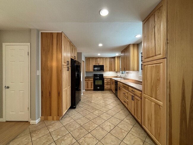 Building Photo - 3 Bed/2 Bath Ranch Home on Large Lot with Oversized Garage