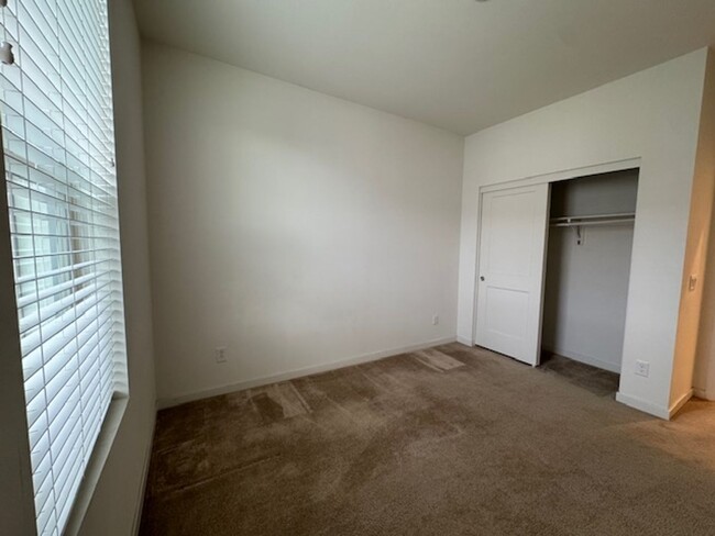Building Photo - Newer 3 bedroom townhome in Simi Valley