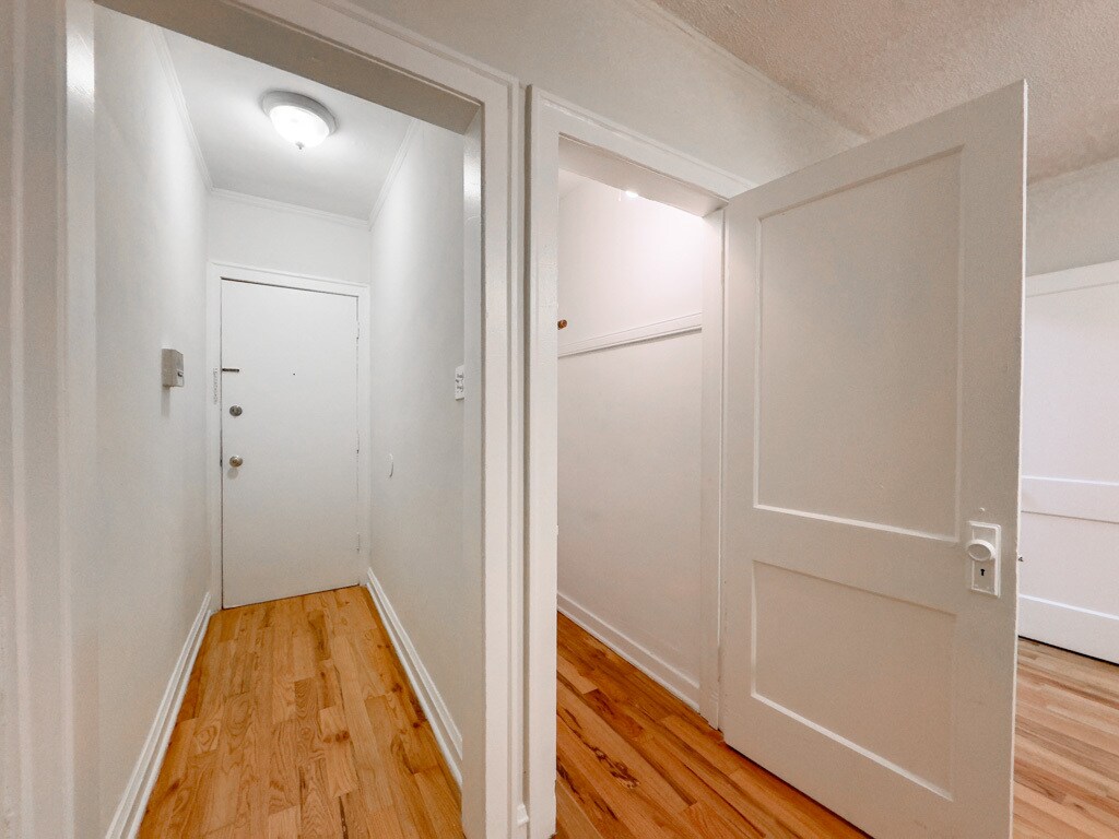 Building Photo - 545 W Wellington Ave