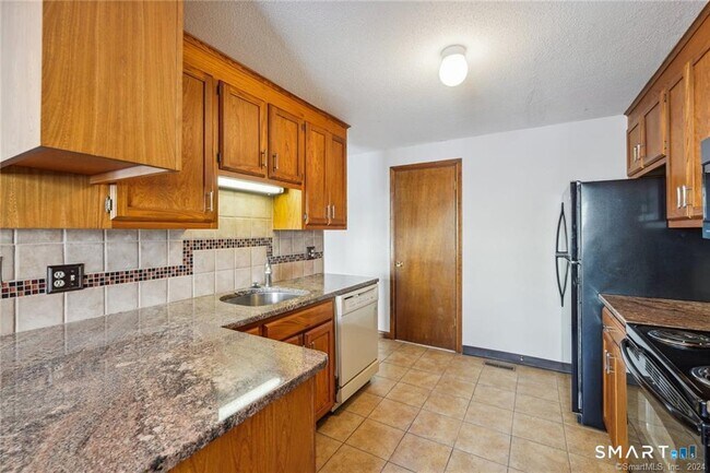 Building Photo - 17 Oak Forest Dr
