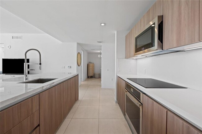 Building Photo - 401 N Birch Rd