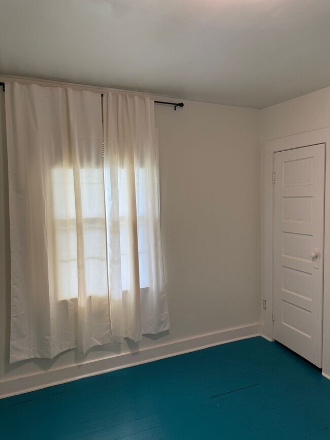 Building Photo - Charming 2 bedroom 1 bath home on large corner lot in desirable part of Springfield