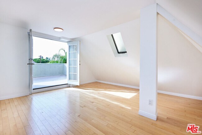 Building Photo - 2708 Arizona Ave