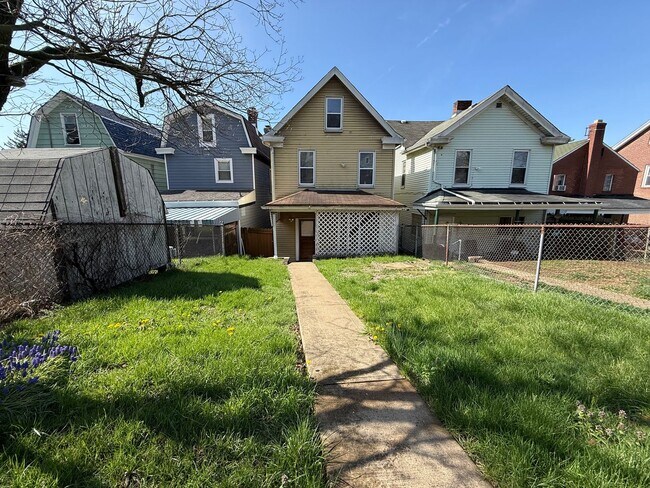 Building Photo - Updated 3BR house with fenced yard!