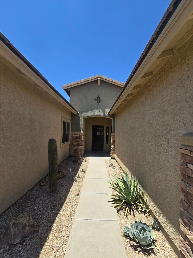Building Photo - Must See 4 Bedroom Home in Sahuarita!  3 C...