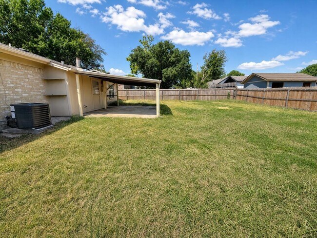 Building Photo - 915 Lemontree Dr