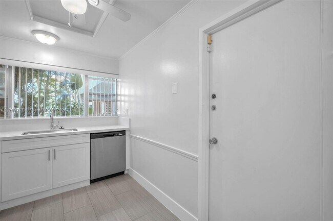 Building Photo - 940 NE 199th St