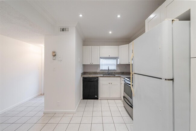 Building Photo - 8940 S Hollybrook Blvd