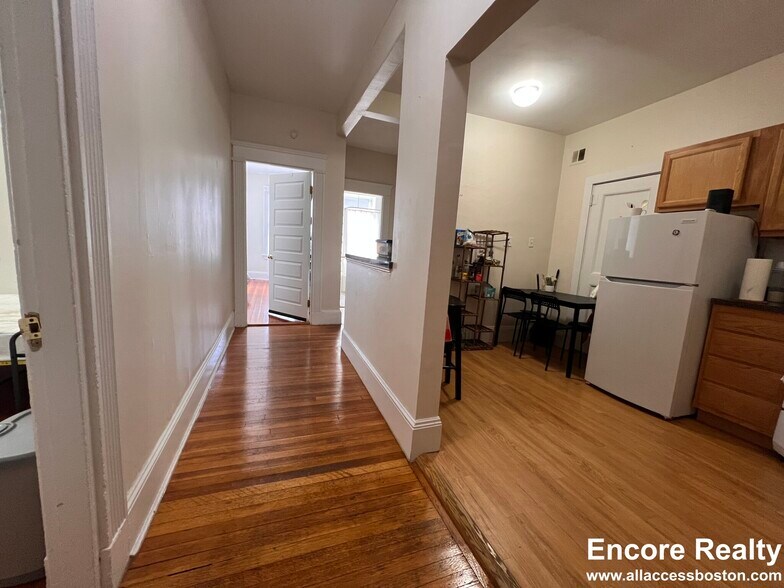 Building Photo - 1589 Beacon St