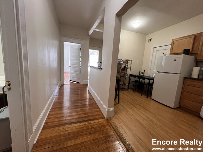 Building Photo - 1589 Beacon St