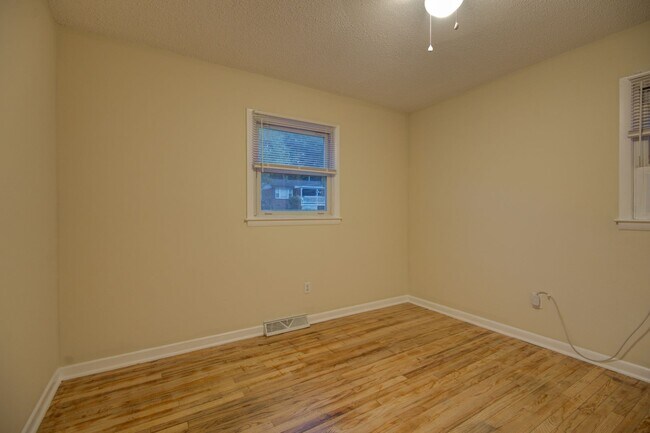 Building Photo - COMING SOON! Charming 3 Beds and 1 Bath Ra...