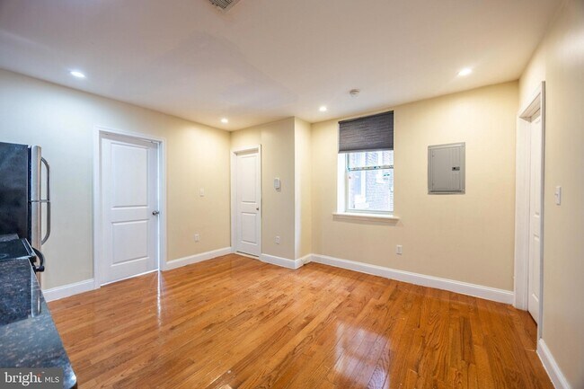 Building Photo - 4706 Chestnut St
